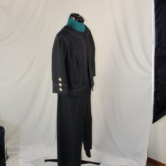 Dress Barn- Capri and Jacket set - Picture 4 of 6